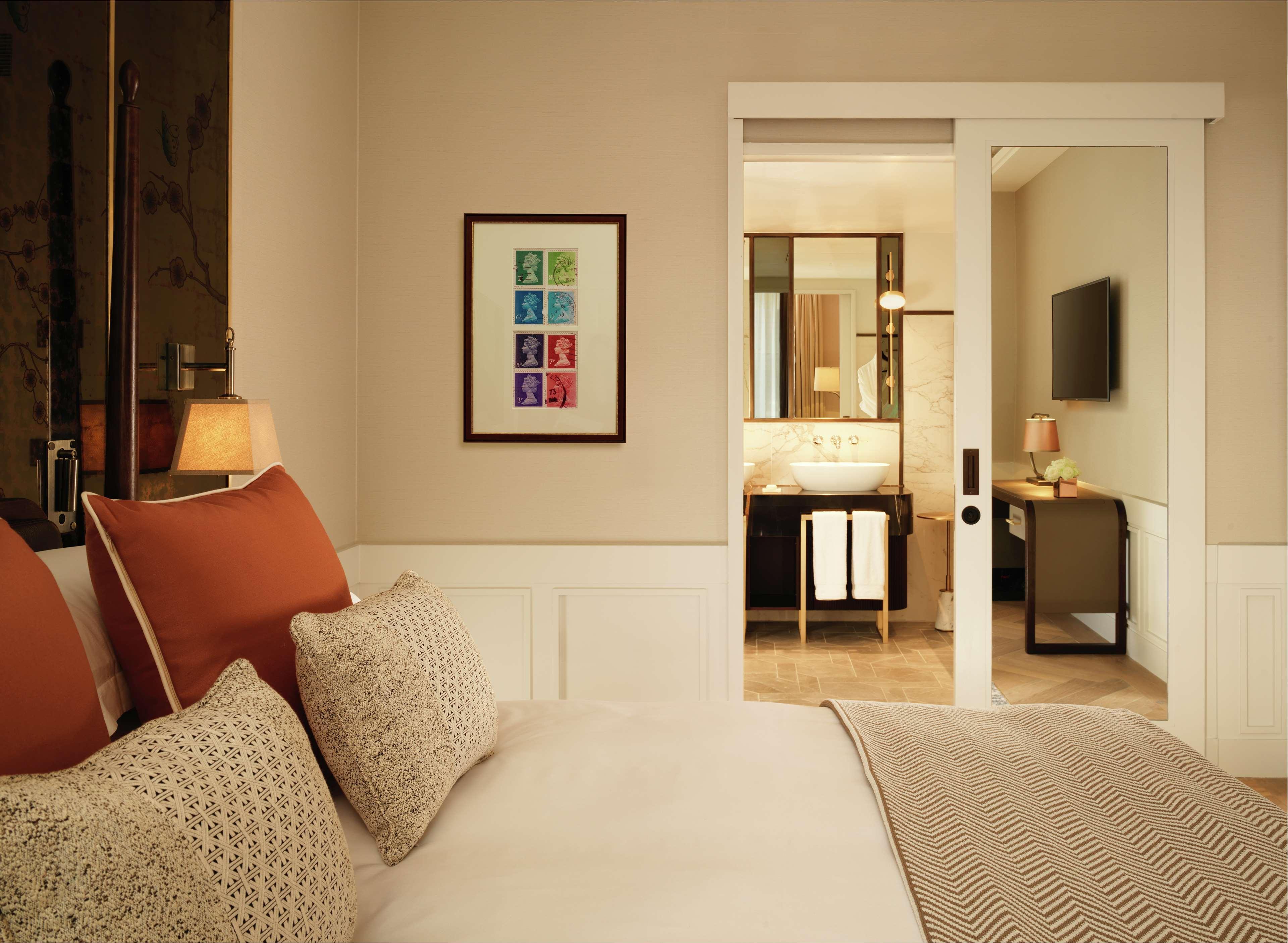 The Biltmore Mayfair Londra Esterno foto A guest room at The Carlyle