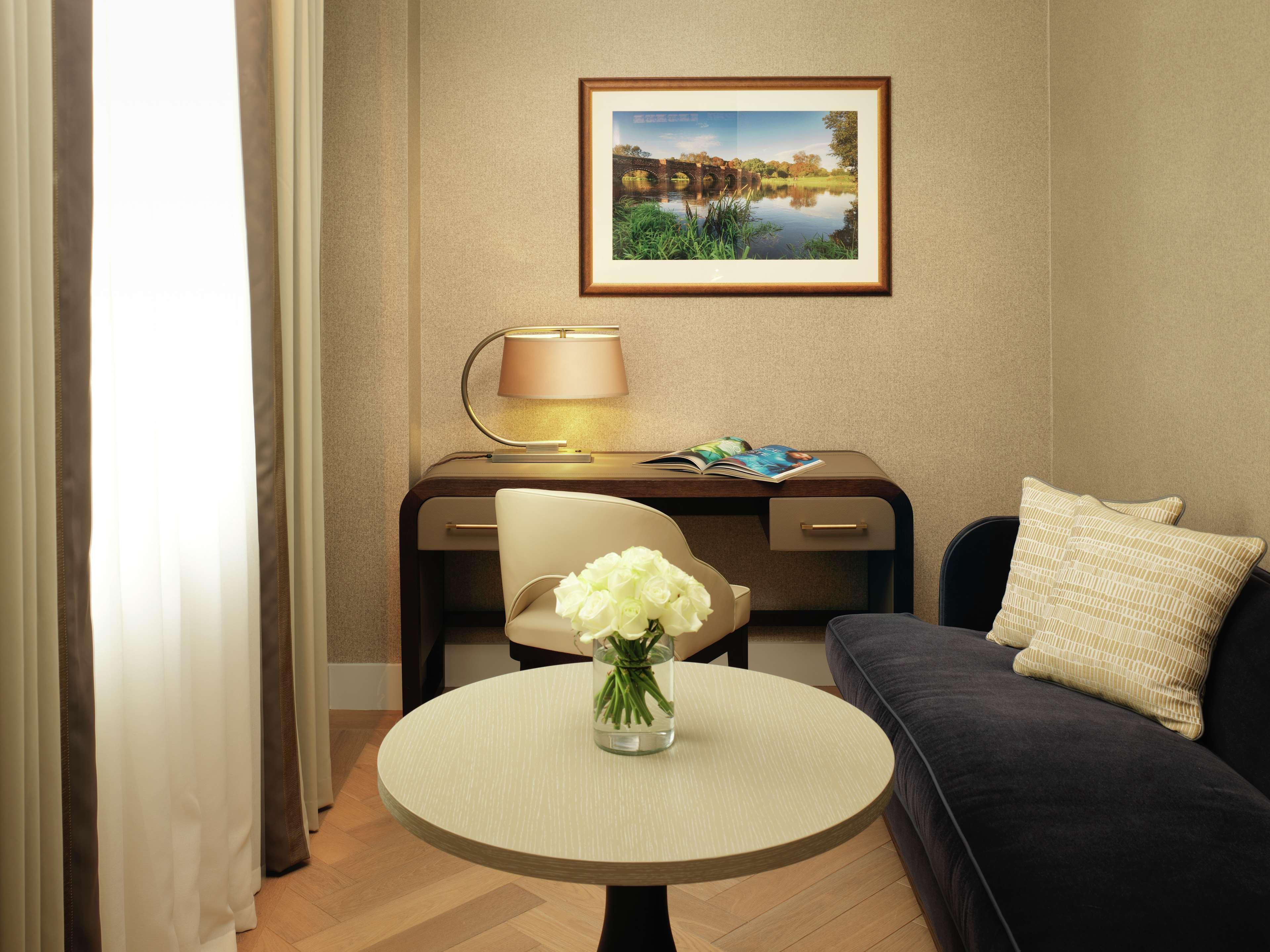 The Biltmore Mayfair Londra Esterno foto A room at the hotel