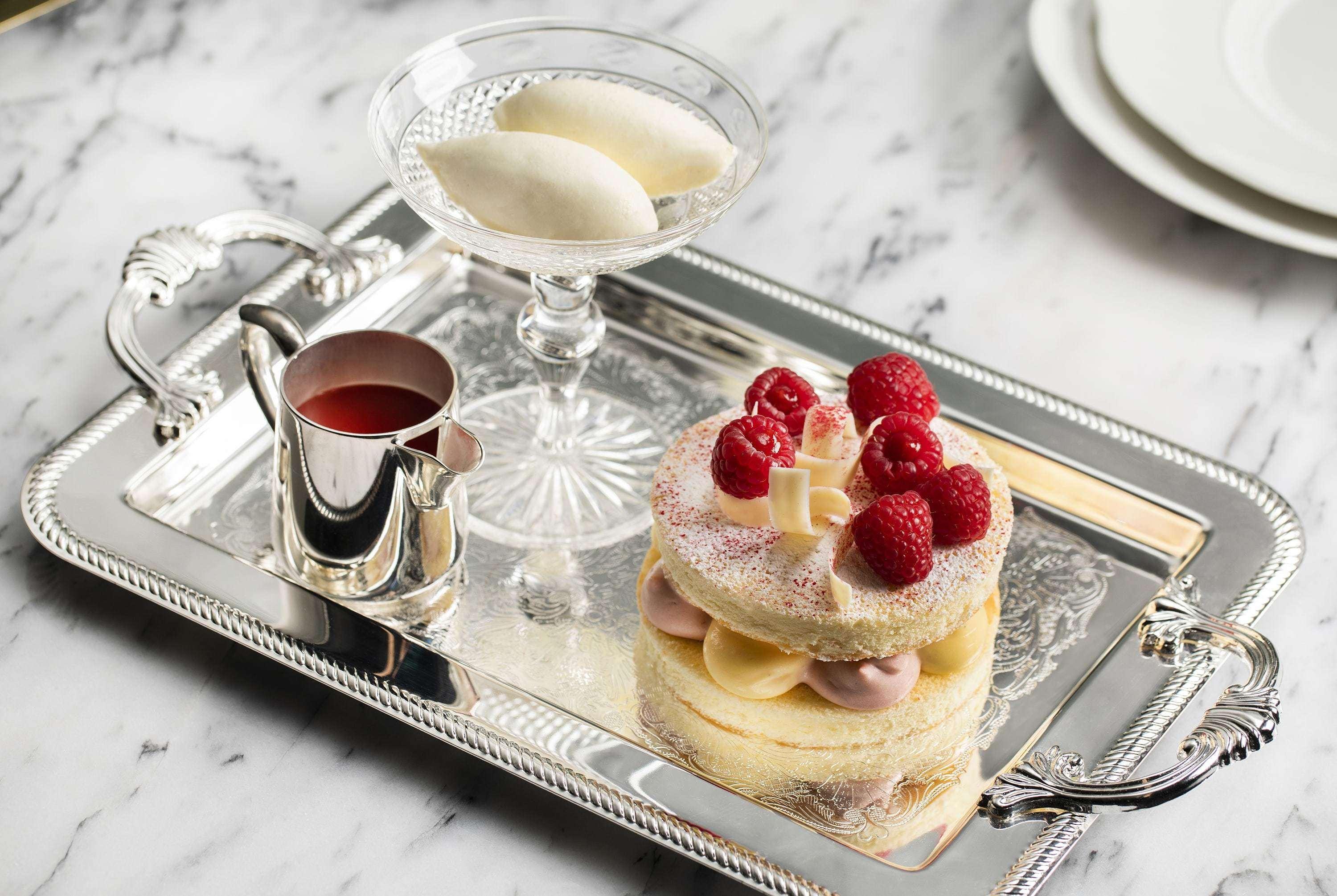 The Biltmore Mayfair Londra Esterno foto A silver tray