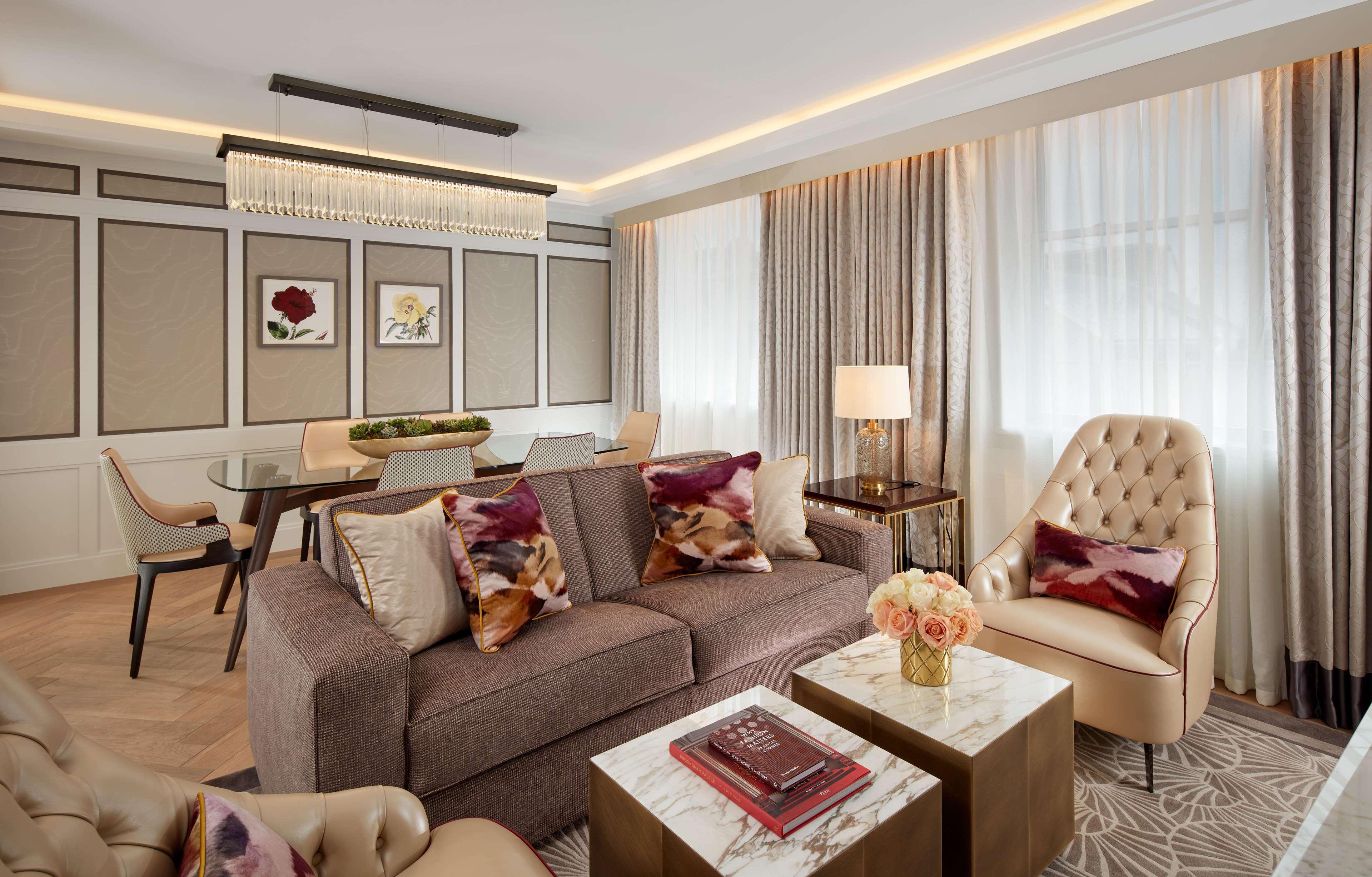 The Biltmore Mayfair Londra Esterno foto The living room of a suite at The Dorchester