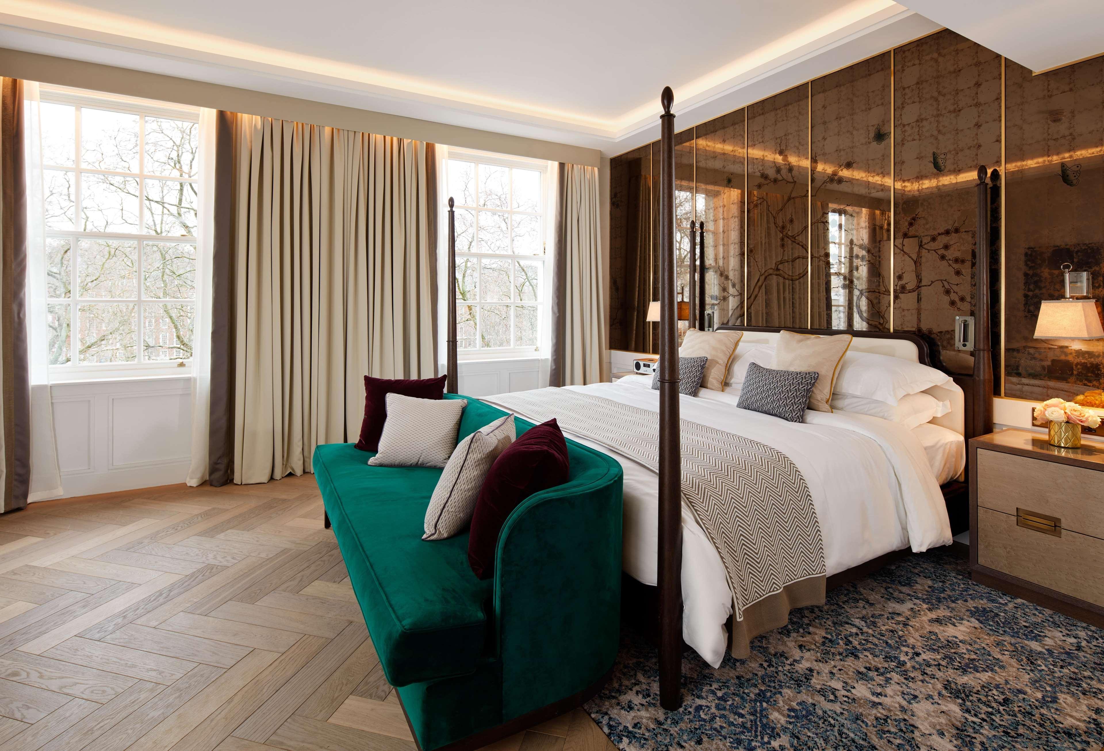 The Biltmore Mayfair Londra Esterno foto A bedroom at The Ivy Collection