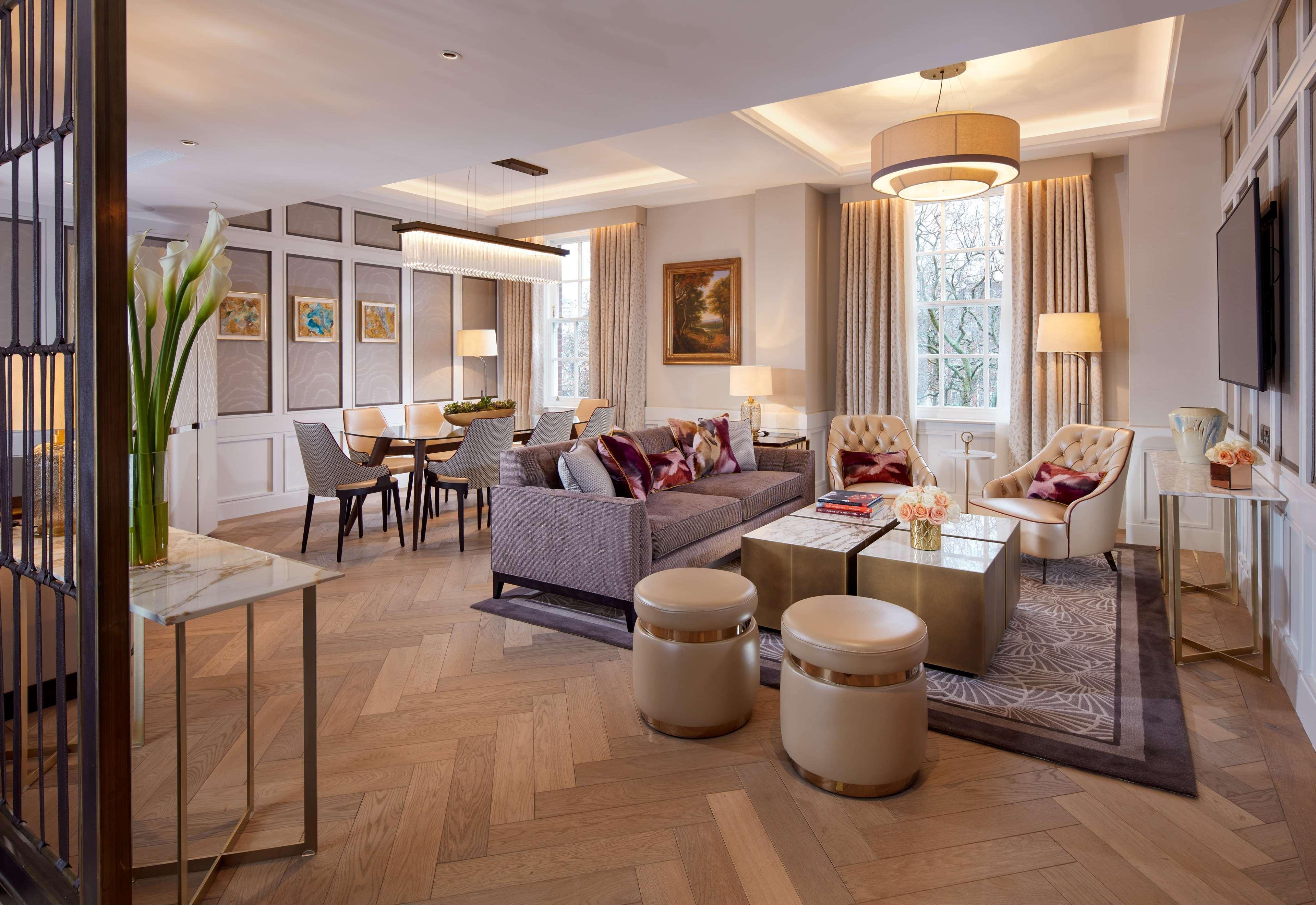 The Biltmore Mayfair Londra Esterno foto The living room of a suite at The Carlyle