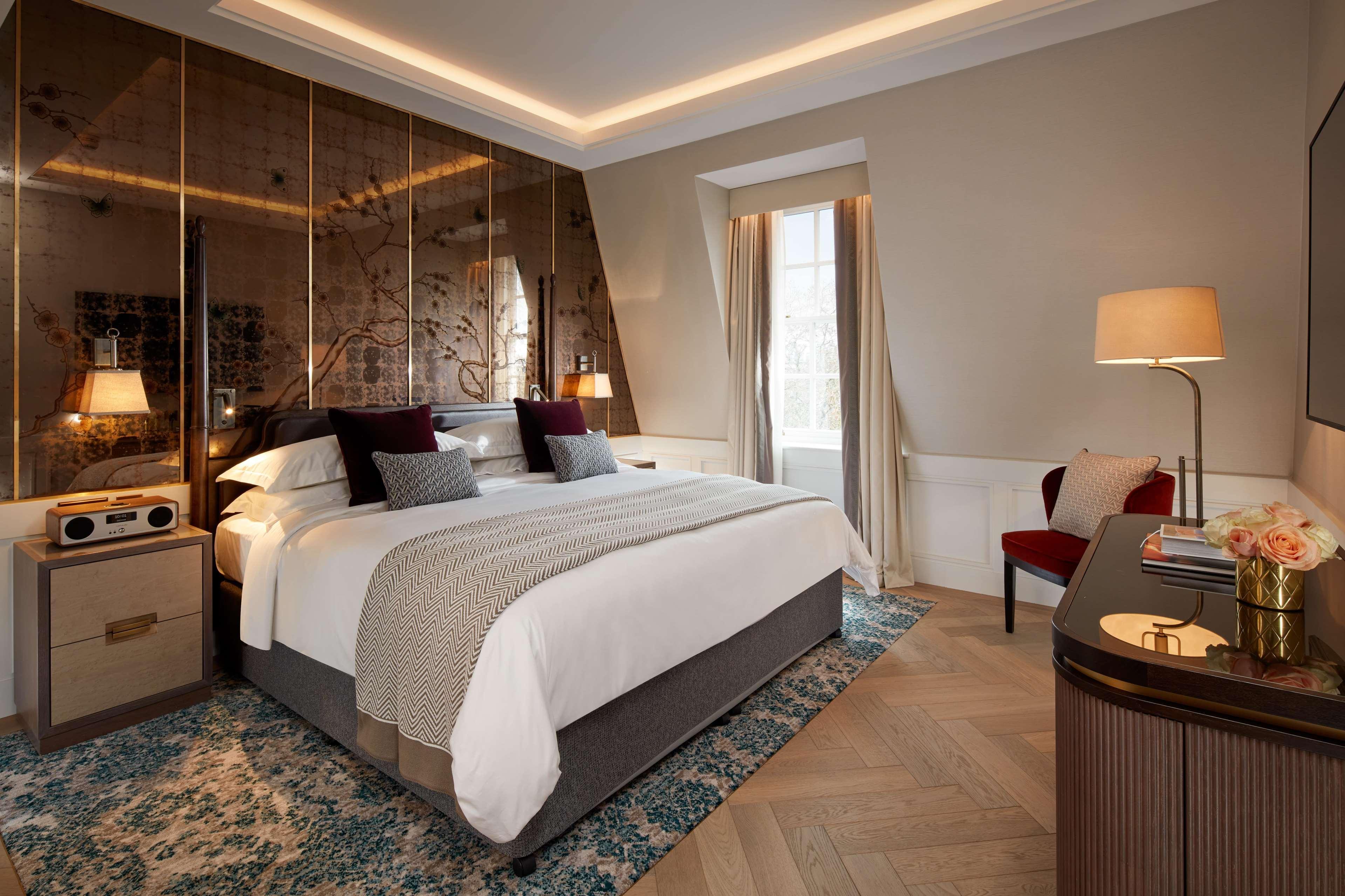 The Biltmore Mayfair Londra Esterno foto A bedroom at The Carlyle