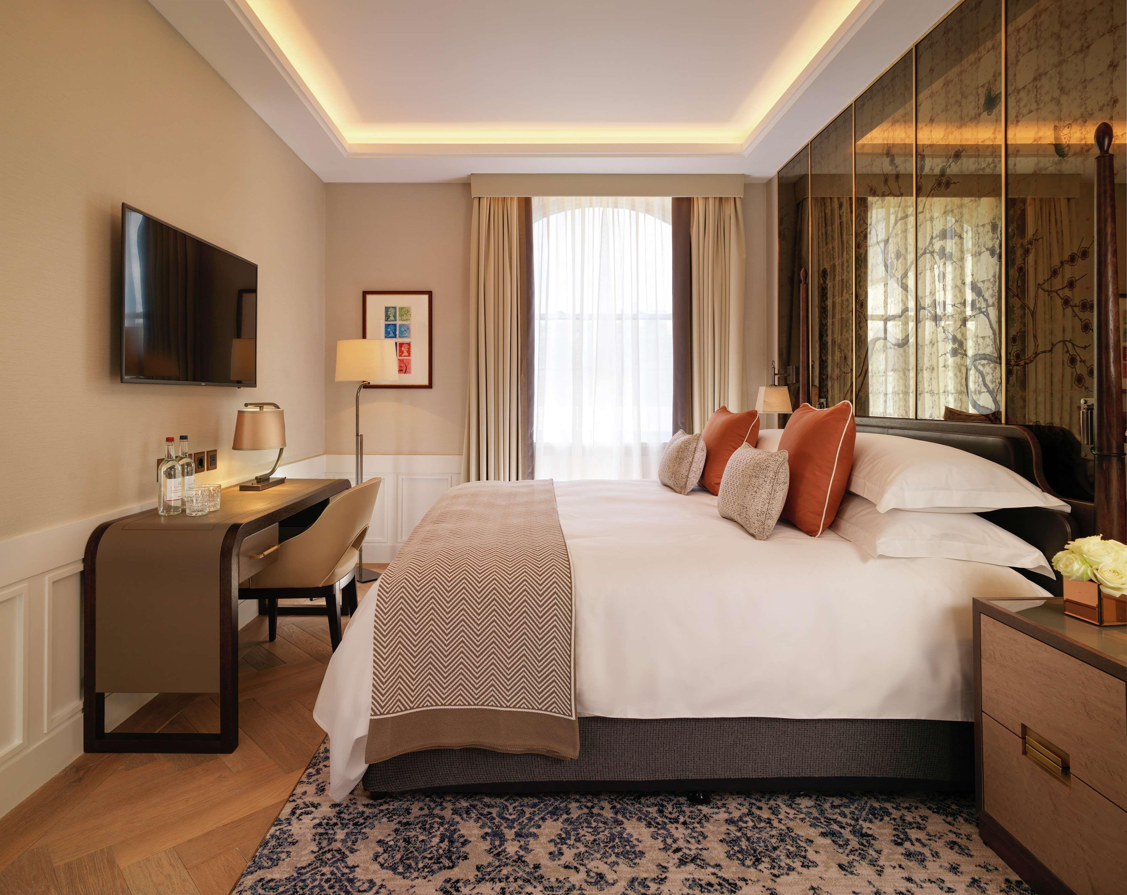 The Biltmore Mayfair Londra Esterno foto A bedroom at The Hari