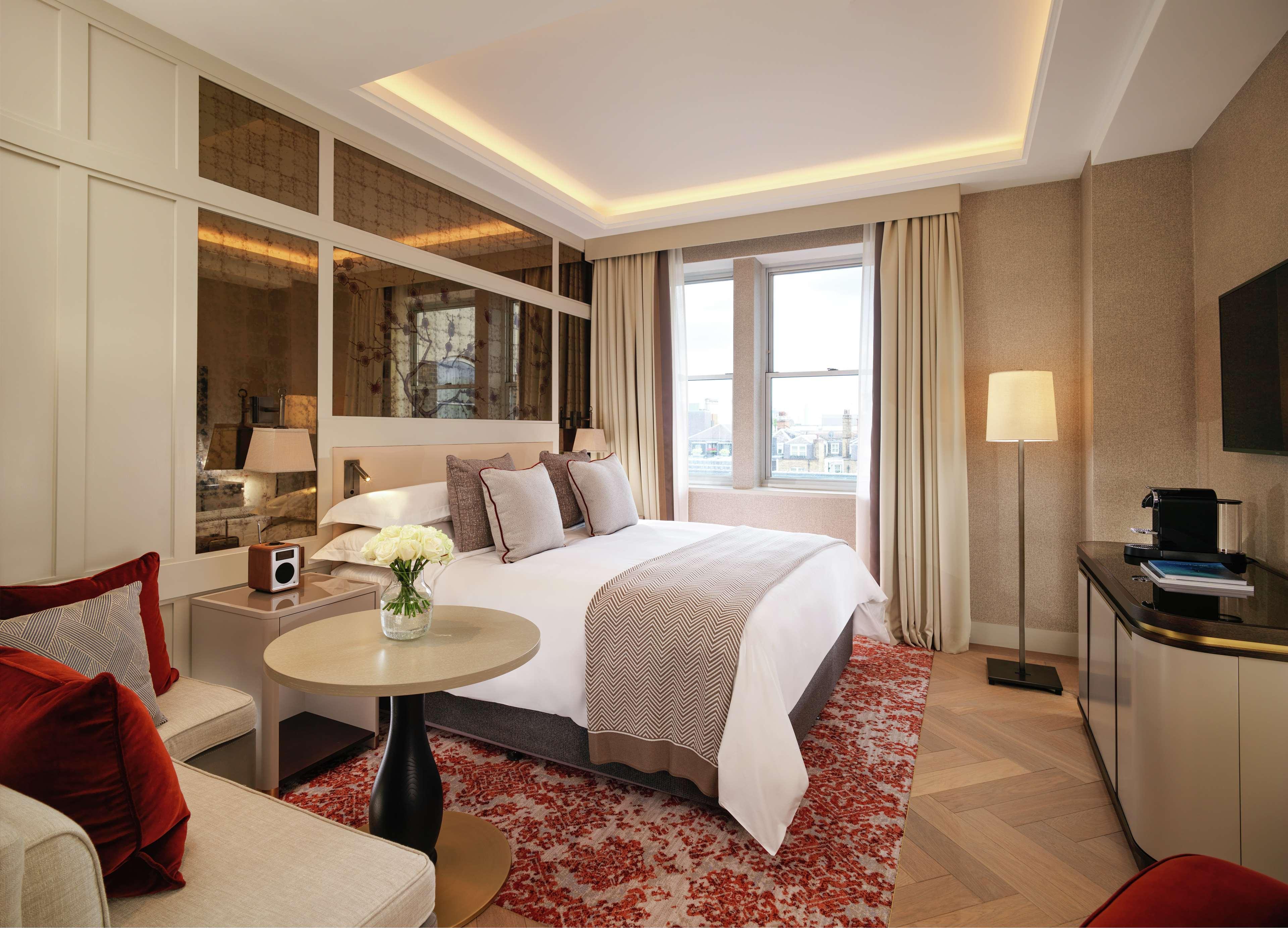 The Biltmore Mayfair Londra Esterno foto A bedroom at the Mandarin Oriental London