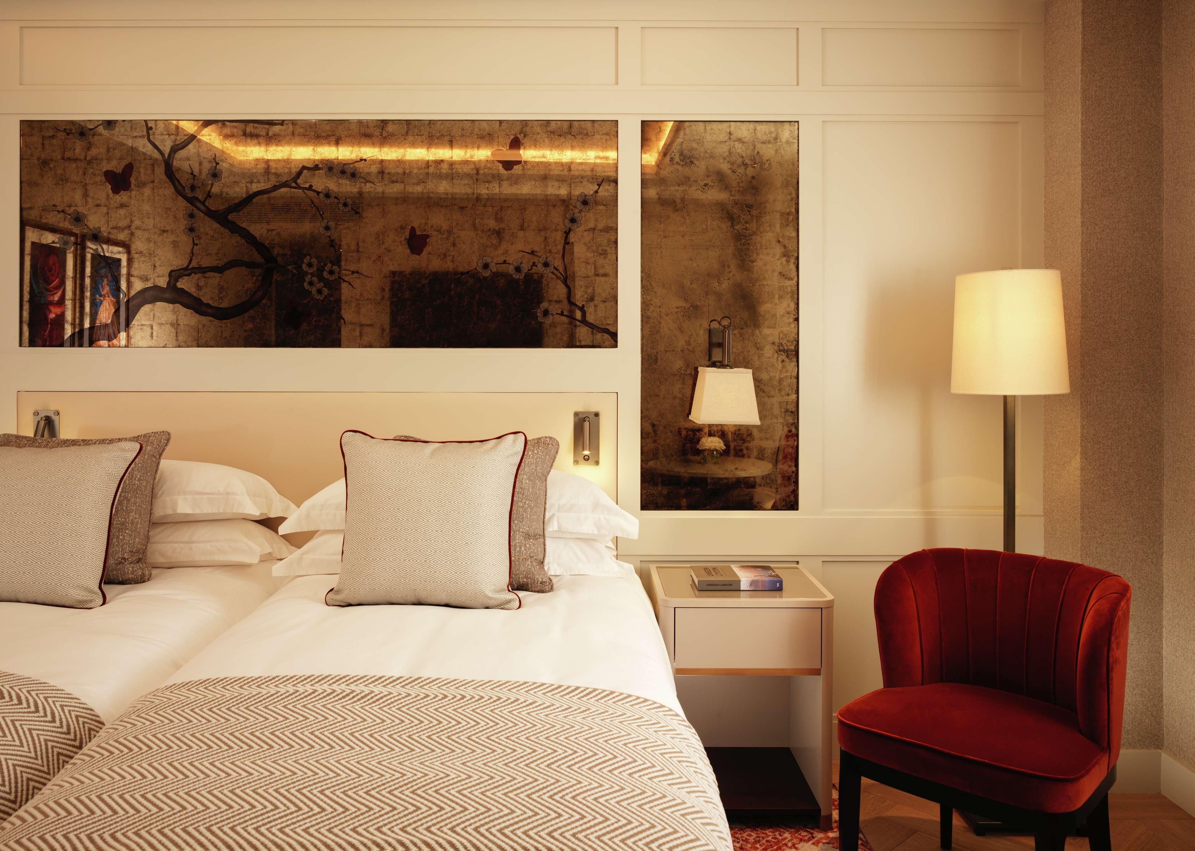 The Biltmore Mayfair Londra Esterno foto A bedroom at the Mandarin Oriental, Madrid