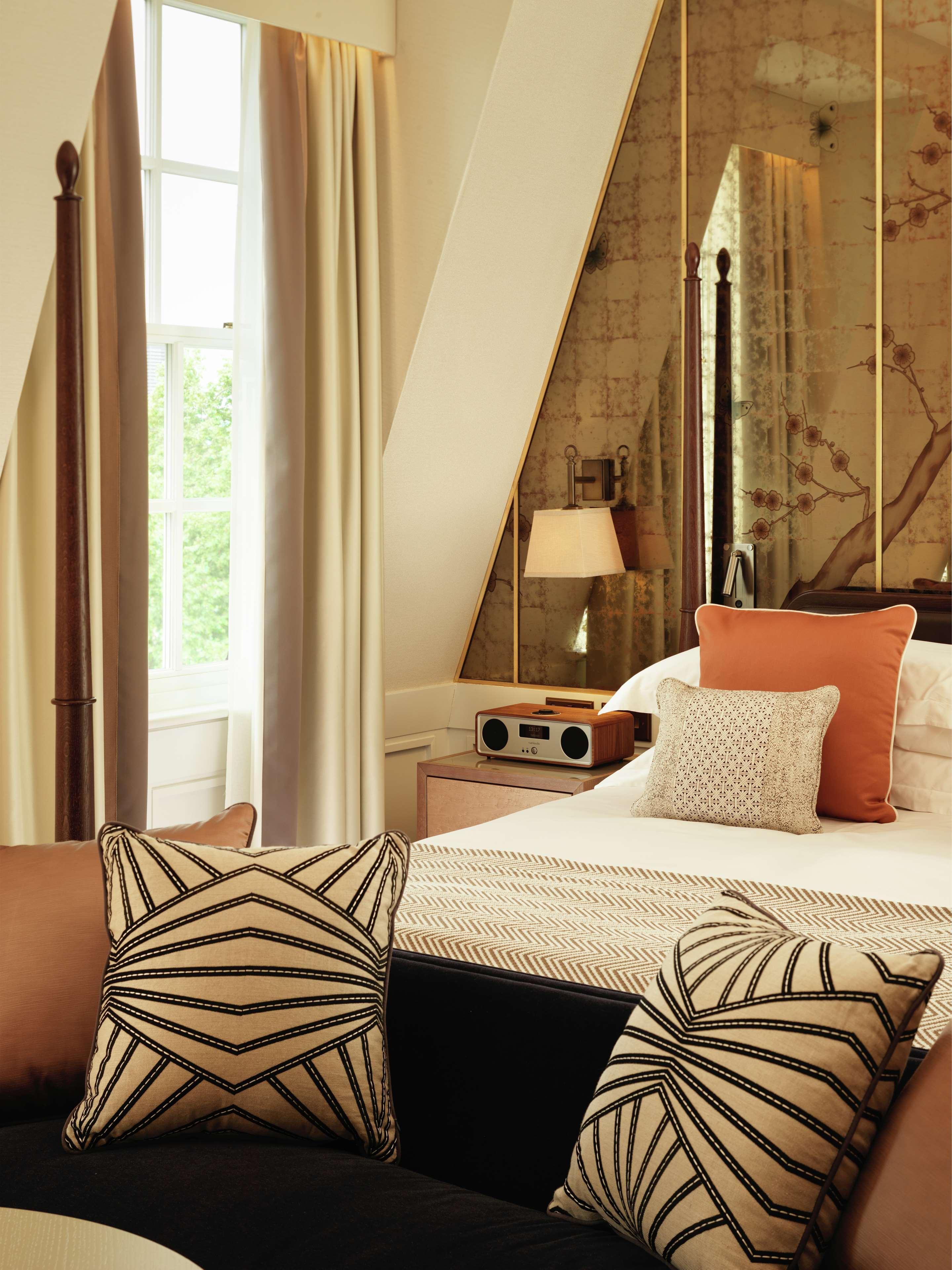 The Biltmore Mayfair Londra Esterno foto A bedroom at the hotel