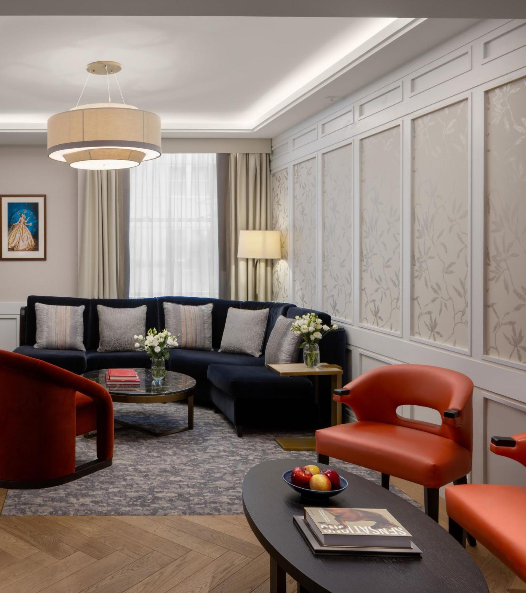 The Biltmore Mayfair Londra Esterno foto The living room of a suite at The Carlyle