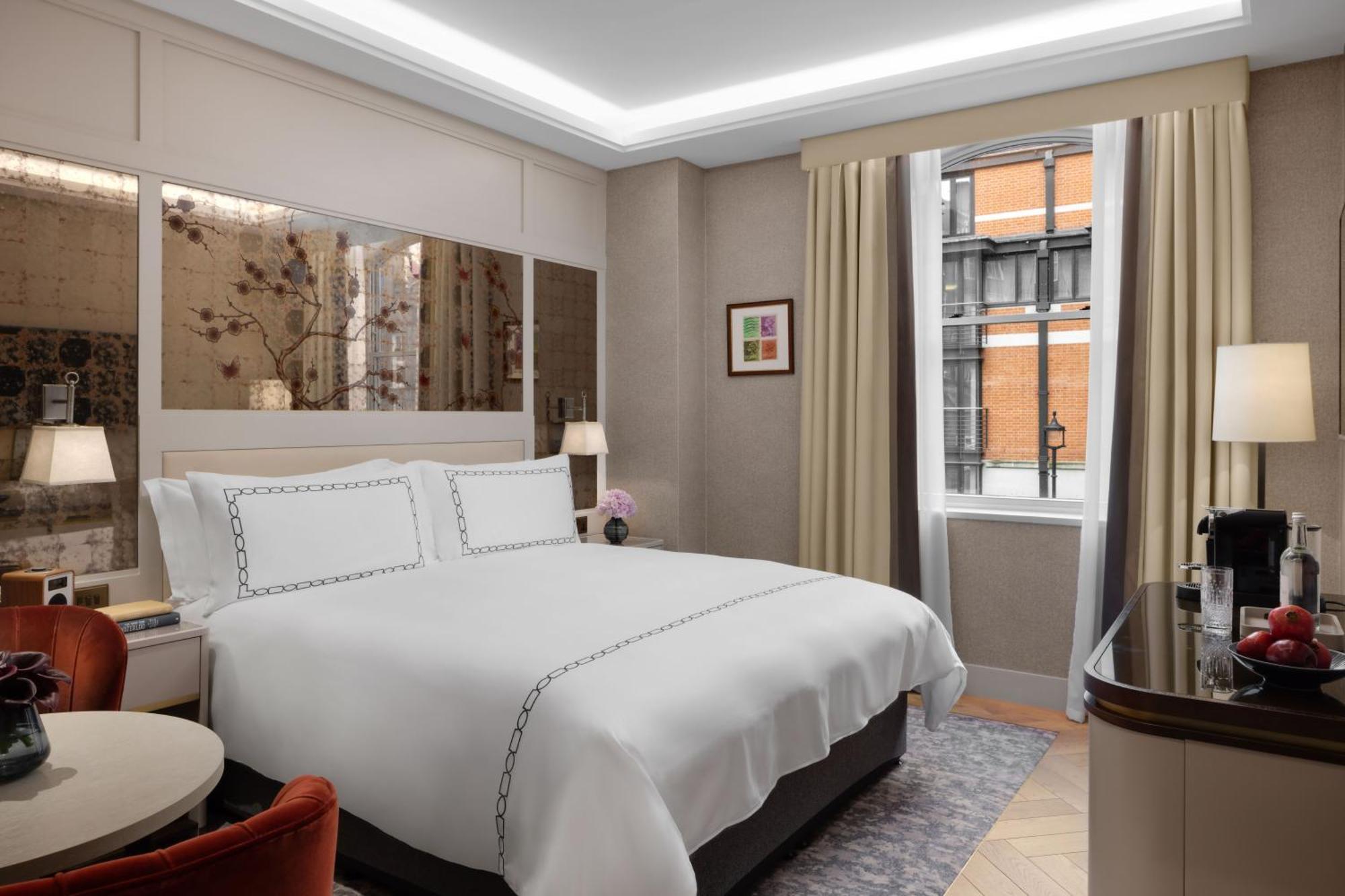 The Biltmore Mayfair Londra Esterno foto A bedroom at The London West Hollywood