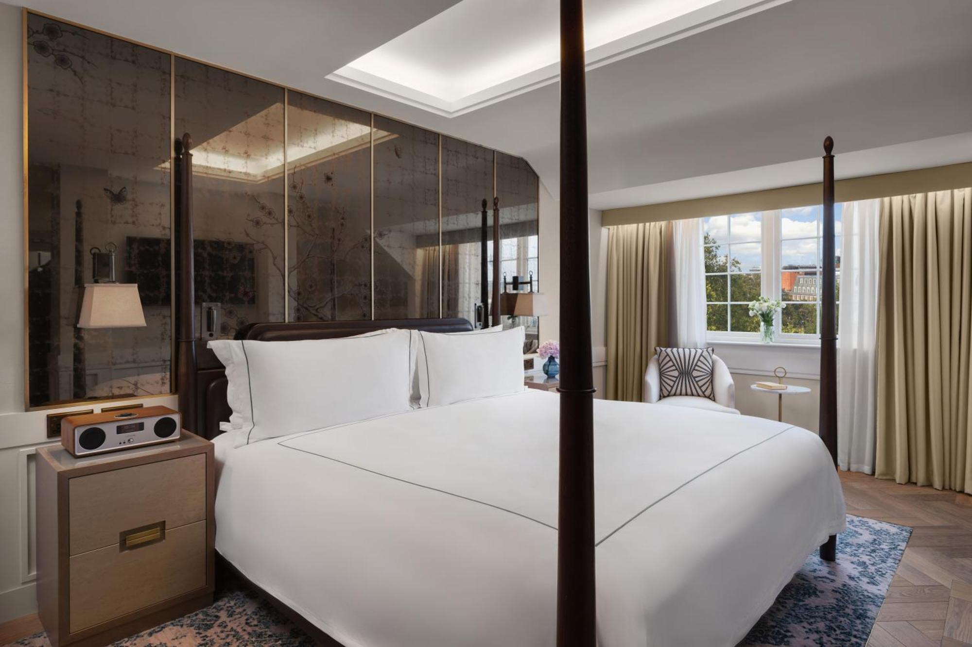 The Biltmore Mayfair Londra Esterno foto A bedroom at the hotel